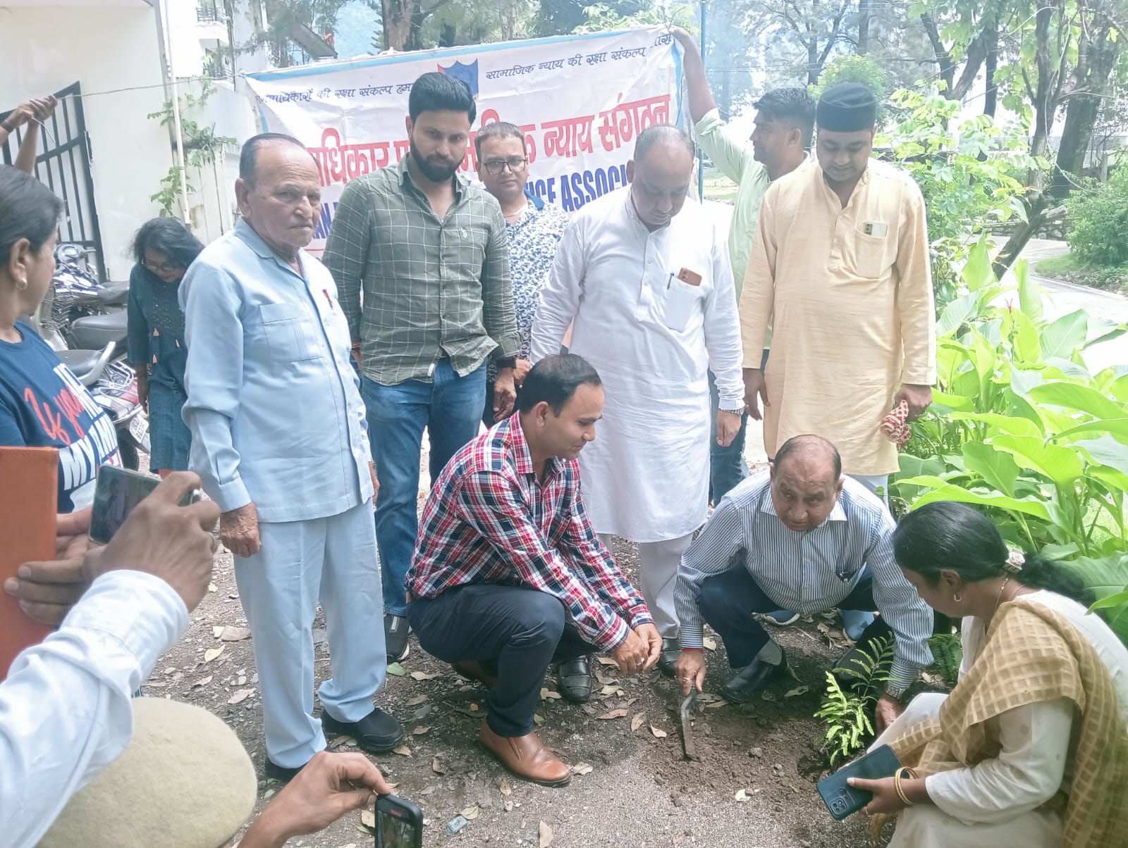 मानवाधिकार संगठन ने वृक्षारोपण कार्यक्रम व स्वास्थ्य शिविर आयोजित किया