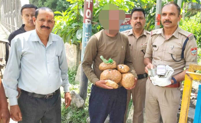 एक किलो कीड़ा जड़ी के साथ तस्कर गिरफ्तार