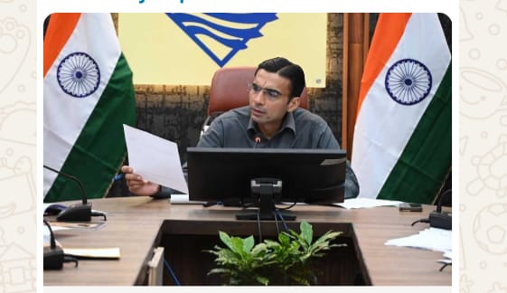 देहरादून। जिला प्रशासन ने बड़ी कार्रवाई करते हुए फर्जीवाड़े पर शिकंजा कस दिया है। जिले में 3600 राशन कार्ड और करीब 10 हजार फर्जी आयुष्मान कार्ड रद्द किए गए हैं। यह कार्रवाई पात्रता सत्यापन के दौरान सामने आए अनियमितताओं के बाद की गई है। जिलाधिकारी सोनिका ने मामले पर सख्त रुख अपनाते हुए पूर्ति विभाग के कई अधिकारियों की जवाबदेही तय की है। सत्यापन कार्य में लापरवाही बरतने पर पूर्ति निरीक्षक, एआरओ और एडीओ का वेतन रोकने के आदेश दिए गए हैं। डीएम ने स्पष्ट निर्देश दिया है कि भविष्य में इस तरह की गड़बड़ियां पाए जाने पर संबंधित अधिकारियों के खिलाफ अनुशासनात्मक कार्रवाई की जाएगी। डीएम सोनिका ने कहा कि “सरकारी योजनाओं का लाभ केवल पात्र लाभार्थियों को ही मिलना चाहिए। किसी भी तरह की ढिलाई बर्दाश्त नहीं की जाएगी। सभी अधिकारी तय समय में पुनः सत्यापन रिपोर्ट प्रस्तुत करें।” प्रशासन की इस कार्रवाई से अन्य विभागों में भी हलचल मच गई है। बताया जा रहा है कि आने वाले दिनों में अन्य योजनाओं के कार्ड और लाभार्थी सूचियों की भी गहन जांच की जाएगी ताकि फर्जीवाड़ा पूरी तरह खत्म किया जा सके।