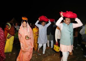 उत्तराखंड: मुख्य सचिव श्री आनन्द बर्द्धन ने भी सपरिवार सूर्यदेव एवं छठ माता से प्रदेश की समृद्धि और खुशहाली की कामना की है।