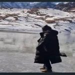 उत्तराखंड के पिथौरागढ़ ज़िले में स्थित पवित्र आदि कैलाश क्षेत्र में इस समय कड़ाके की सर्दी का कहर देखने को मिल रहा है। करीब 14,500 फीट की ऊंचाई पर मौजूद पार्वती–गौरी कुंड पूरी तरह बर्फ की मोटी परत में ढक चुका है। तापमान लगातार माइनस में पहुँचने से आसपास की घाटियाँ भी सफेद चादर ओढ़ चुकी हैं। स्थानीय प्रशासन ने तीर्थयात्रियों और ट्रेकर्स को सावधानी बरतने की सलाह दी है। प्राकृतिक नज़ारों के साथ-साथ तेज़ बर्फबारी ने इस दुर्गम इलाके को और चुनौतीपूर्ण बना दिया है।