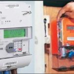 उत्तराखंड पावर कॉर्पोरेशन लिमिटेड (UPCL) ने राज्य में लगाए जा रहे लगभग 3.30 लाख स्मार्ट मीटरों की इंस्टॉलेशन प्रक्रिया को तत्काल प्रभाव से रोक दिया है। यह फैसला मीटरों की गुणवत्ता पर उठ रहे सवालों के बाद लिया गया है। जानकारी के अनुसार, कंपनी ने कई बैचों की गुणवत्ता-जांच (Quality Check) पूरी किए बिना ही इन्हें फील्ड में लगाने की प्रक्रिया शुरू कर दी थी। उपभोक्ताओं की शिकायतों और तकनीकी टीम की प्रारंभिक रिपोर्ट के बाद UPCL ने निर्देश दिए हैं कि जब तक सभी मीटरों की गुणवत्ता मानकों के अनुसार प्रमाणित नहीं हो जाती, तब तक इंस्टॉलेशन आगे नहीं बढ़ाया जाएगा। विभाग का कहना है कि स्मार्ट मीटरों में रीडिंग सटीकता, नेटवर्क कनेक्टिविटी और बिलिंग से जुड़े मुद्दे सामने आए हैं, जिन्हें जांच के बाद ही क्लियर किया जा सकेगा। ऊर्जा विभाग के अनुसार, इस कदम का उद्देश्य उपभोक्ताओं को गलत बिलिंग या खराब मीटरों से होने वाली असुविधा से बचाना है। जांच रिपोर्ट आने के बाद ही यह तय होगा कि ये मीटर उपयोग के योग्य हैं या इनकी सप्लाई करने वाली कंपनियों पर कार्रवाई की जाएगी।