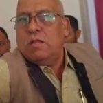 शिक्षा विभाग के एक अधिकारी का महिला पत्रकार से अभद्र व्यवहार करने का वीडियो सोशल मीडिया पर तेजी से वायरल हो गया है। बताया जा रहा है कि पत्रकार किसी स्कूल से जुड़ी शिकायत पर जानकारी लेने पहुंची थी, तभी अधिकारी ने असहज व्यवहार करते हुए उनके साथ अभद्र भाषा का प्रयोग किया। वीडियो वायरल होते ही पत्रकार संगठनों ने घटना की निंदा की है और आरोपी अधिकारी के खिलाफ कड़ी कार्रवाई की मांग की है। वहीं शिक्षा विभाग ने मामले की जांच के आदेश दे दिए हैं। सूत्रों के अनुसार, यह वीडियो कार्यालय के अंदर का बताया जा रहा है, जिसमें अधिकारी पत्रकार से बहस करते हुए अनुचित शब्दों का प्रयोग करते नजर आ रहा है। इस घटना ने विभाग की कार्यशैली पर भी सवाल खड़े कर दिए हैं।