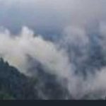 देहरादून: उत्तराखंड के ऊंचाई वाले इलाकों में हुई ताजा बर्फबारी का असर अब मैदानी इलाकों में भी साफ दिखने लगा है। देहरादून समेत आसपास के क्षेत्रों में तापमान में गिरावट दर्ज की गई है। सुबह-शाम की ठंडक बढ़ने से लोगों ने अब गर्म कपड़ों का सहारा लेना शुरू कर दिया है। मौसम विभाग के अनुसार आने वाले दिनों में पहाड़ी जिलों में और बर्फबारी हो सकती है, जिसका असर राजधानी तक देखने को मिलेगा। वहीं, ठंडी हवाओं के कारण दून घाटी में सर्दी का असर समय से पहले महसूस किया जा रहा है। स्थानीय बाजारों में ऊनी वस्त्रों की खरीदारी बढ़ गई है, जबकि स्कूली बच्चों और बुजुर्गों को ठंड से बचाने के लिए परिवारों ने तैयारियां तेज कर दी हैं। मौसम विशेषज्ञों का कहना है कि यह सर्दी का शुरुआती दौर है और आने वाले सप्ताह में तापमान और नीचे जा सकता है।