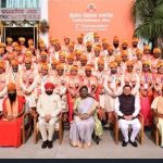 राष्ट्रपति द्रौपदी मुर्मु ने पतंजलि विश्वविद्यालय के दीक्षांत समारोह में की शिरकत, छात्रों को दिए प्रेरणादायक संदेश हरिद्वार में आयोजित पतंजलि विश्वविद्यालय के दीक्षांत समारोह में राष्ट्रपति द्रौपदी मुर्मु ने मुख्य अतिथि के रूप में भाग लेकर विद्यार्थियों को नए उत्साह और संकल्प से आगे बढ़ने का संदेश दिया। इस अवसर पर उन्होंने कहा कि भारत की युवा पीढ़ी देश के भविष्य की दिशा तय करेगी और उन्हें अपने ज्ञान को समाज के कल्याण से जोड़ना चाहिए। राष्ट्रपति मुर्मु ने पतंजलि विश्वविद्यालय की पहल की सराहना करते हुए कहा कि यह संस्थान भारतीय संस्कृति, योग और आयुर्वेद को आधुनिक शिक्षा के साथ जोड़ने में महत्वपूर्ण भूमिका निभा रहा है। उन्होंने यह भी कहा कि शिक्षा केवल रोजगार का माध्यम नहीं, बल्कि जीवन मूल्यों और मानवीय संवेदनाओं का आधार बननी चाहिए। समारोह के दौरान विश्वविद्यालय के कुलाधिपति योगगुरु बाबा रामदेव और आचार्य बालकृष्ण ने राष्ट्रपति का स्वागत किया तथा संस्थान की उपलब्धियों का उल्लेख किया। कार्यक्रम में देशभर से आए विद्यार्थियों को डिग्री और उपाधियाँ प्रदान की गईं। राष्ट्रपति ने अंत में कहा कि “भारत को विश्वगुरु बनाने के लिए आवश्यक है कि हमारे शिक्षण संस्थान ज्ञान, अनुशासन और सेवा भाव के केंद्र