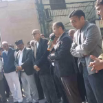 वकील मांगों को लेकर आंदोलनरत, हड़ताल खत्म कराने पहुंचे गृह सचिव शैलेश बगौली-जिलाधिकारी और एसएसपी