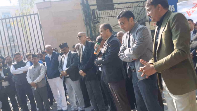 वकील मांगों को लेकर आंदोलनरत, हड़ताल खत्म कराने पहुंचे गृह सचिव शैलेश बगौली-जिलाधिकारी और एसएसपी