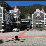 नैनीताल। सुखाताल सौंदर्यीकरण परियोजना को लेकर शासन ने सख्त रुख अपनाया है। अधिकारियों को निर्देश दिए गए हैं कि चल रहे कार्यों की विस्तृत प्रगति रिपोर्ट 11 नवंबर तक अनिवार्य रूप से प्रस्तुत की जाए। जानकारी के अनुसार, परियोजना की रफ्तार पर उच्चाधिकारियों ने असंतोष जताया है। विभागीय टीम से यह भी पूछा गया है कि अब तक कितने कार्य पूरे हुए हैं और किन हिस्सों में देरी हो रही है। बताया जा रहा है कि रिपोर्ट के आधार पर आगामी निरीक्षण की तारीख तय की जाएगी। स्थानीय लोग उम्मीद कर रहे हैं कि रिपोर्ट के बाद सुखाताल के सौंदर्यीकरण को गति मिलेगी और यह नैनीताल के पर्यटन का नया आकर्षण बनेगा।