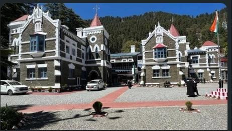 नैनीताल। सुखाताल सौंदर्यीकरण परियोजना को लेकर शासन ने सख्त रुख अपनाया है। अधिकारियों को निर्देश दिए गए हैं कि चल रहे कार्यों की विस्तृत प्रगति रिपोर्ट 11 नवंबर तक अनिवार्य रूप से प्रस्तुत की जाए। जानकारी के अनुसार, परियोजना की रफ्तार पर उच्चाधिकारियों ने असंतोष जताया है। विभागीय टीम से यह भी पूछा गया है कि अब तक कितने कार्य पूरे हुए हैं और किन हिस्सों में देरी हो रही है। बताया जा रहा है कि रिपोर्ट के आधार पर आगामी निरीक्षण की तारीख तय की जाएगी। स्थानीय लोग उम्मीद कर रहे हैं कि रिपोर्ट के बाद सुखाताल के सौंदर्यीकरण को गति मिलेगी और यह नैनीताल के पर्यटन का नया आकर्षण बनेगा।