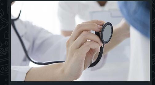 देहरादून। राजधानी में उस समय सनसनी फैल गई जब एक डॉक्टर के घर पर हुई छापेमारी में बड़ी मात्रा में संदिग्ध विस्फोटक सामग्री, एक असॉल्ट राइफल और कई कारतूस बरामद किए गए। सूत्रों के मुताबिक, कुल 360 किलो संदिग्ध विस्फोटक मिलने के बाद पुलिस और खुफिया एजेंसियां सक्रिय हो गई हैं। छापेमारी के दौरान बरामद हथियारों को जब्त कर लिया गया है और मौके से कुछ दस्तावेज भी मिले हैं जिनकी जांच जारी है। फिलहाल डॉक्टर से पूछताछ की जा रही है ताकि यह पता लगाया जा सके कि इतनी बड़ी मात्रा में विस्फोटक सामग्री कहां से आई और इसका उद्देश्य क्या था। पुलिस के अनुसार, बरामद विस्फोटक की जांच फॉरेंसिक टीम को सौंपी गई है। वहीं, स्थानीय प्रशासन ने आसपास के इलाके में सुरक्षा बढ़ा दी है। इस कार्रवाई के बाद पूरे शहर में चर्चा का माहौल बना हुआ है।