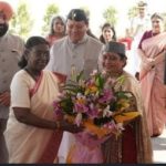 देहरादून। राष्ट्रपति द्रौपदी मुर्मू ने सोमवार को उत्तराखंड की महिलाओं की सराहना करते हुए कहा कि “राज्य की महिलाएं न केवल घर की बल्कि समाज और राष्ट्र निर्माण की असली ताकत हैं।” उन्होंने कहा कि पर्वतीय प्रदेश की महिलाएं कठिन परिस्थितियों में भी अपने साहस, परिश्रम और समर्पण से विकास का मार्ग प्रशस्त कर रही हैं। राष्ट्रपति मुर्मू ने यह संदेश उत्तराखंड के विशेष सत्र एवं महिला सशक्तिकरण कार्यक्रम के अवसर पर दिया। उन्होंने कहा कि महिलाएं अब शिक्षा, स्वास्थ्य, प्रशासन, विज्ञान, खेल और उद्यमिता के क्षेत्र में नए कीर्तिमान स्थापित कर रही हैं, जो राज्य के उज्जवल भविष्य का संकेत है। राष्ट्रपति ने आगे कहा कि सरकार और समाज दोनों को मिलकर यह सुनिश्चित करना होगा कि हर महिला को समान अवसर, सुरक्षा और सम्मान मिले। उन्होंने राज्य सरकार की उन योजनाओं की भी सराहना की जो महिला सशक्तिकरण को केंद्र में रखकर चलाई जा रही हैं।