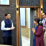 चन्द्रबनी निवासी प्रियंका कुकरेती ने माह अक्टूबर में अपनी माता संग जिलाधिकारी सविन बंसल से उनके कार्यालय कक्ष में मिलकर गुहार लगाई थी कि उनकेे परिवार की आर्थिक स्थिति बेहद खराब है, पिता की वर्ष 2021 में मृत्यु हो गई है भाई दिव्यांग है। जिस पर जिला प्रशासन ने प्रियंका को रायफल फंड से 25 हजार आर्थिक सहायता प्रदान की थी। प्रियंका द्वारा जिलाधिकारी से रोजगार दिलाने का अनुरोध किया गया था जिस पर प्रियंका को उनकी योग्यता के अनुसार निजी शैक्षिण संस्थान में रोजगार दिलाया था। निजी संस्थान में नौकरी मिलने उपरांत अपनी माता संग जिला प्रशासन का धन्यवाद करने कलेक्ट्रेट पहुंची प्रियंका ने जिलाधिकारी से मुलाकात कर उनका व उनकी टीम का धन्यवाद किया। विगत दिवस प्रियंका अपनी माता संग जिलाधिकारी को धन्यवाद देने पंहुची कलेक्टेªट पंहुची। जिलाधिकारी ने पूछा की क्या आप नौकरी के साथ आगे पढाई जारी रखना चाहती हैं, जिस पर प्रियंका ने हामी भरी, जिलाधिकारी ने तत्काल ही प्रियंका की एमटैक में दाखिला दिलाने हेतु सम्बन्धित अधिकारियों को निर्देशित किया। प्रियंका की उच्च शिक्षा में होने वाले किताबों, फीस का वहन जिला प्रशासन एवं निजी संस्थान करेगा। मा0 मुख्यमंत्री के शिक्षित बेटियां सशक्त समाज के संकल्प को जिल प्रशासन देहरादून चरितार्थ कर रहा है। जिला प्रशासन के एकल स्ट्रोक से खराब आर्थिक रूप से ग्रसित असहाय, व्यथित कन्याओं, बालिकाओं को शिक्षित, सेवायोजित करने व मातृशक्ति को सशक्त बनाने हेतु निरंतर प्रयास किए जा रहे हैं। खराब आर्थिक स्थिति से ग्रसित बिन पिता की होनहार इंजीनियर बेटी प्रियंका कुकरेती को निजी संस्थान में बतौर लैब आफिसर्स सेवायोजित करने के उपरान्त अब जिला प्रशासन प्रियंका की शिक्षा को पुनर्जीवित करते हुए। एमटैक में दाखिला दिलाने जा रहा है, जिसके लिए जिलाधिकारी ने सम्बन्धित अधिकारियों को निर्देशित किया है। अगले सत्र में प्रियंका को इसी संस्थान में स्नात्कोत्तर में दाखिला मिल जाएगा। प्रियंका को जल्द ही निजी संस्थान में एमटैक में दाखिला मिल जाएगा, डीएम ने वचन दिया है। साथ ही कहा कि वह अपनी शिक्षा जारी रखे जिला प्रशासन हरसंभव मदद करेगा। जिला प्र्रशासन प्रतिभाशाली बेटियों के कदम नहीं रुकने देगा इसके लिए प्रशासन हरहाल मेें बेटियों की शिक्षा पुनर्जीवित करने हेतु निरंतर प्रयासरत है। जिलाधिकारी के सम्मुख आए दिन ऐसे प्रकरण आ रहे जिससे पारिवारिक स्थति खराब होने के कारण होनहार बेटियों की शिक्षा बाधित हो रही है। इसी के लिए जिला प्रशासन नंदा-सुनंदा योजना के अन्तर्गत बालिकाओं की शिक्षा को पुनर्जीवित किया जा रहा है। अब तक लभभग 32 लाख धनराशि से 90 बालिआकों की शिक्षा पुनर्जीवित की गई है।