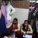 सर्द मौसम की शुरुआत के साथ ही लोगों में घुटनों, कूल्हों और कमर दर्द की शिकायतें तेज़ी से बढ़ने लगी हैं। अस्पतालों के अस्थि रोग विभागों में इन दिनों ओपीडी संख्या लगभग दोगुनी हो गई है। डॉक्टरों के अनुसार ठंड में जोड़ों के आसपास रक्त संचार धीमा होने से दर्द, जकड़न और सूजन की समस्या बढ़ जाती है, खासकर बुजुर्गों और पुराने आर्थराइटिस मरीजों में। विशेषज्ञ सलाह दे रहे हैं कि इस मौसम में हल्की एक्सरसाइज़, उचित गर्म कपड़े, कैल्शियम-विटामिन-डी का ध्यान और समय पर दवाइयाँ लेकर दर्द को नियंत्रित किया जा सकता है। अस्पताल प्रशासन भी बढ़ती भीड़ को देखते हुए अतिरिक्त स्टाफ और परामर्श समय बढ़ाने पर विचार कर रहा है।