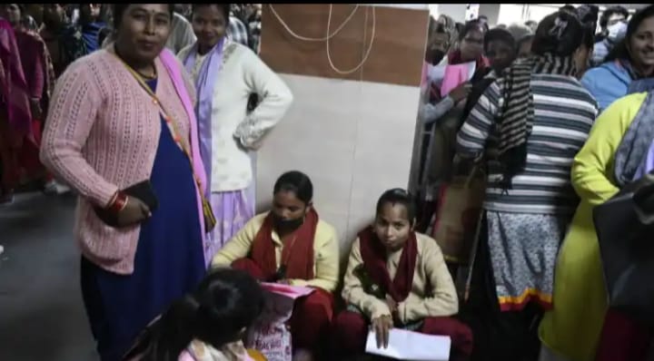 सर्द मौसम की शुरुआत के साथ ही लोगों में घुटनों, कूल्हों और कमर दर्द की शिकायतें तेज़ी से बढ़ने लगी हैं। अस्पतालों के अस्थि रोग विभागों में इन दिनों ओपीडी संख्या लगभग दोगुनी हो गई है। डॉक्टरों के अनुसार ठंड में जोड़ों के आसपास रक्त संचार धीमा होने से दर्द, जकड़न और सूजन की समस्या बढ़ जाती है, खासकर बुजुर्गों और पुराने आर्थराइटिस मरीजों में। विशेषज्ञ सलाह दे रहे हैं कि इस मौसम में हल्की एक्सरसाइज़, उचित गर्म कपड़े, कैल्शियम-विटामिन-डी का ध्यान और समय पर दवाइयाँ लेकर दर्द को नियंत्रित किया जा सकता है। अस्पताल प्रशासन भी बढ़ती भीड़ को देखते हुए अतिरिक्त स्टाफ और परामर्श समय बढ़ाने पर विचार कर रहा है।