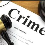 रुड़की क्षेत्र के एक गांव में गुरुवार को उस वक्त दहशत फैल गई जब भांजे के अंतिम संस्कार में शामिल होने आए मामा की धारदार हथियार से गला रेतकर हत्या कर दी गई। बताया जा रहा है कि आरोपी चाचा ने आपसी विवाद के चलते इस वारदात को अंजाम दिया और घटना के बाद फरार हो गया। पुलिस के अनुसार, मृतक अपने भांजे के अंतिम संस्कार में शामिल होने गांव आया था। वहीं, आरोपी और मृतक के बीच पुराना संपत्ति विवाद चल रहा था। अंतिम संस्कार के दौरान दोनों में कहासुनी हुई, जो देखते ही देखते हिंसक झगड़े में बदल गई। आरोपी ने मौके पर ही मामा पर हमला कर दिया, जिससे उसकी मौके पर मौत हो गई। घटना के बाद पुलिस ने शव को कब्जे में लेकर पोस्ट-मार्टम के लिए भेज दिया है। एसपी (ग्रामीण) ने बताया कि आरोपी की तलाश के लिए पुलिस टीमें गठित कर दी गई हैं और जल्द गिरफ्तारी होगी। स्थानीय ग्रामीणों ने इस घटना पर गहरा आक्रोश व्यक्त किया है और सुरक्षा व्यवस्था कड़ी करने की मांग की है।