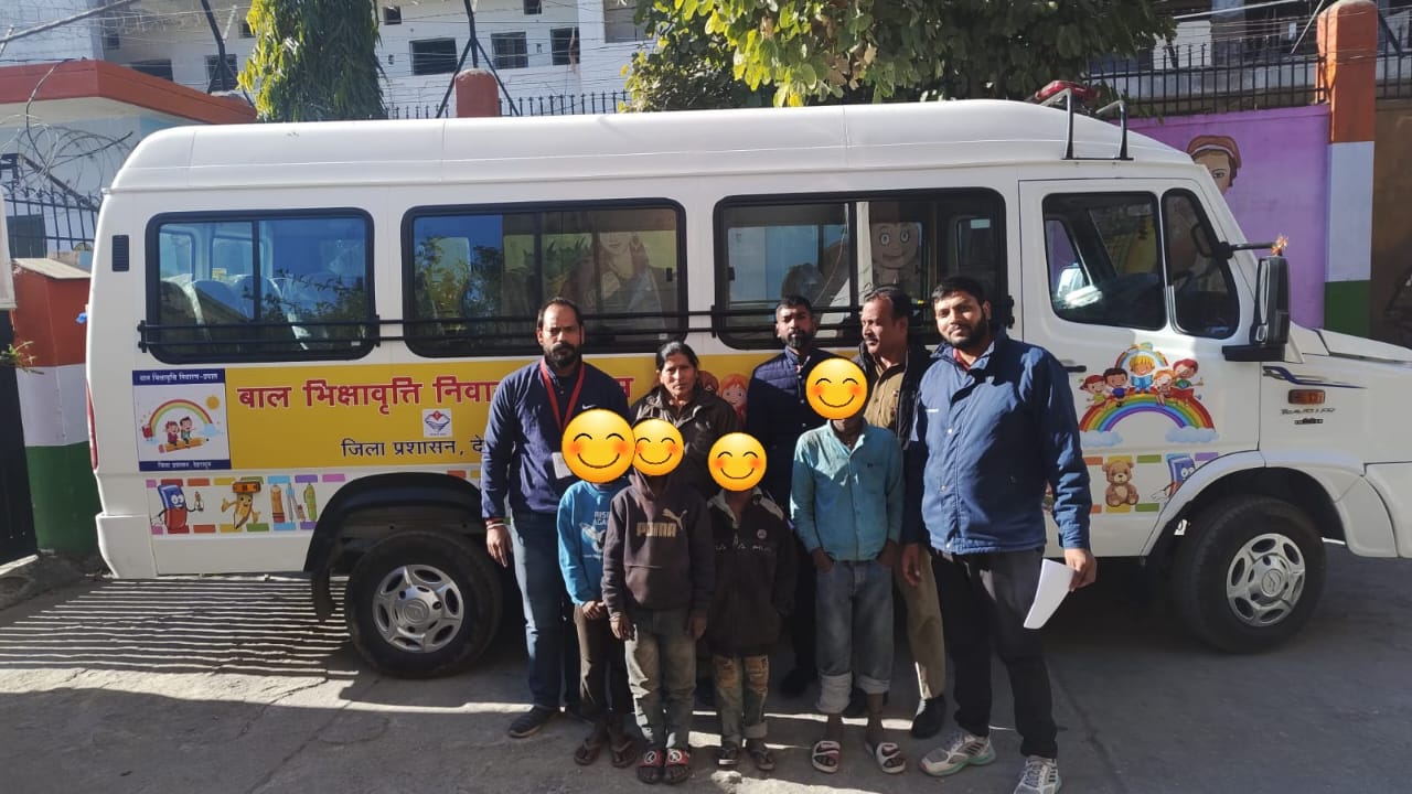 जिलाधिकारी सविन बंसल के निर्देशों के क्रम में जनपद में बाल भिक्षावृत्ति एवं बालश्रम के विरुद्ध जिला प्रशासन द्वारा निरंतर सख्त कार्रवाई की जा रही है। इसी क्रम में DTF टीम, लेबर इंस्पेक्टर, AHTU एवं चाइल्डलाइन ऋषिकेश की संयुक्त टीम द्वारा ऋषिकेश क्षेत्र से भिक्षावृत्ति में लिप्त तीन बच्चों को रेस्क्यू किया गया। रेस्क्यू की कार्रवाई के उपरान्त विधिक प्रक्रियाओं का पालन करते हुए एक बालिका को बालिका निकेतन, जबकि दो बच्चों को शिशु सदन में सुरक्षित रूप से आवासित किया गया है, जहाँ उनके संरक्षण, देखभाल एवं पुनर्वास की समुचित व्यवस्था की गई है। जिलाधिकारी के निर्देशों के अनुपालन में जिला प्रशासन द्वारा जनपद स्तर पर बाल भिक्षावृत्ति एवं बालश्रम के उन्मूलन हेतु नियमित अभियान चलाया जा रहा है। रेस्क्यू किए गए बच्चों के मानसिक एवं सामाजिक पुनर्वास (Mind Reform) के उद्देश्य से उन्हें आधुनिक इंटेंसिव केयर सेंटर में योग, संगीत, खेलकूद एवं रचनात्मक गतिविधियों के माध्यम से तैयार किया जा रहा है, ताकि उन्हें शिक्षा की मुख्यधारा से जोड़ा जा सके। जिला प्रशासन द्वारा अब तक बाल भिक्षावृत्ति एवं बालश्रम से रेस्क्यू किए गए 100 से अधिक बच्चों का विद्यालयों में दाखिला कराकर उन्हें शिक्षा से जोड़ा जा चुका है। यह पहल बच्चों के उज्ज्वल भविष्य एवं समाज में उनकी सम्मानजनक पुनर्स्थापना की दिशा में एक महत्वपूर्ण कदम है। जिलाधिकारी ने आमजन से अपील की है कि यदि कहीं भी बाल भिक्षावृत्ति या बालश्रम की सूचना प्राप्त हो, तो तत्काल संबंधित विभागों अथवा चाइल्डलाइन के माध्यम से सूचित करें, ताकि समय रहते आवश्यक कार्रवाई सुनिश्चित की जा सके।