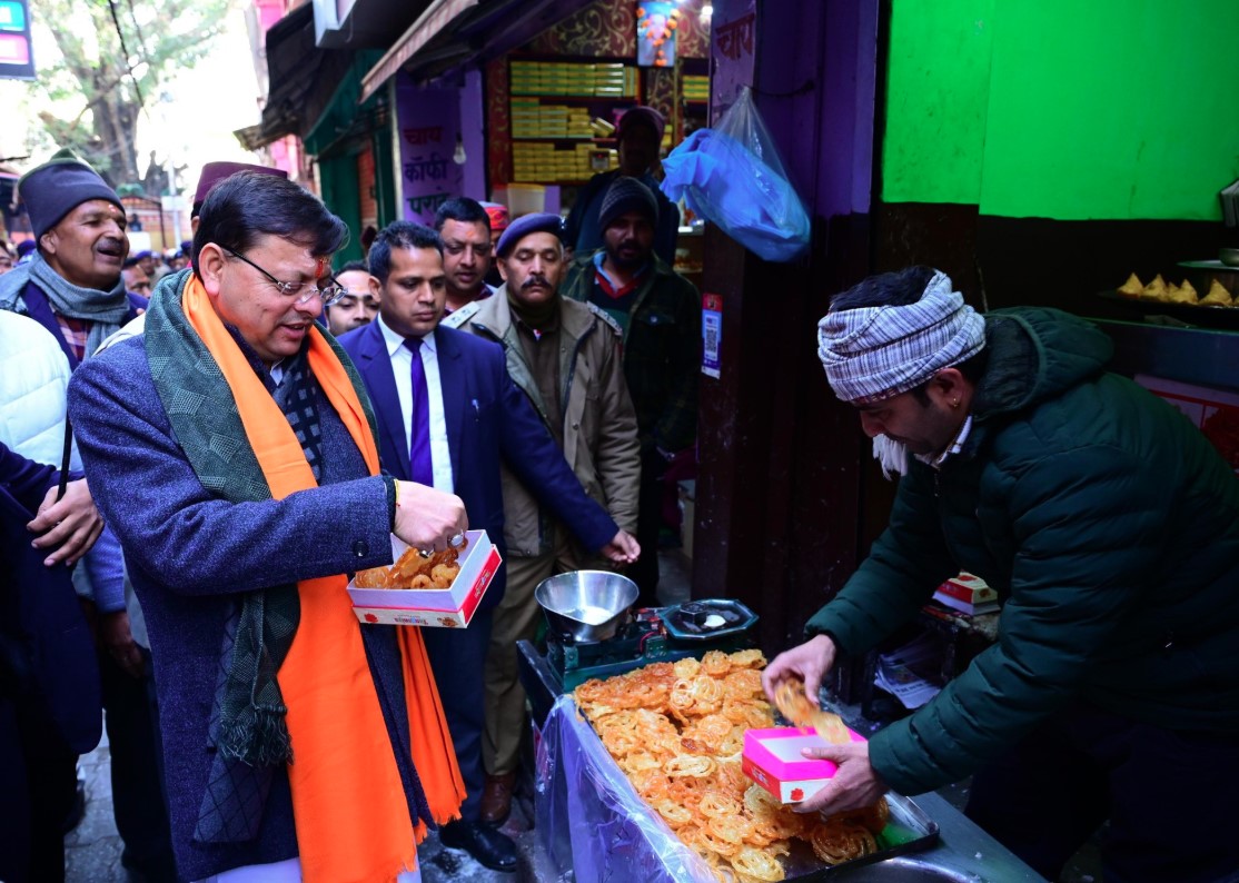 कपकोट बाजार में व्यापारियों से संवाद कर सीएम धामी ने लिया विभिन्न योजनाओं का फीडबैक