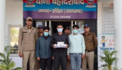 उत्तराखंड के हरिद्वार-आसपास के एक गांव/शहर में दिल दहला देने वाली घटना सामने आई, जहाँ पिता-पुत्र के रिश्तों को सिर्फ पैसों ने जकड़ लिया। आरोपी बेटे ने करोड़ों रुपए की उम्मीद में — जिसकी पूरी जानकारी अभी पुलिस जांच के दौरान मिली है — अपने ही पिता की हत्या करवा दी। पुलिस ने लंबे समय की पड़ताल के बाद साजिश की गुत्थी सुलझाई और बेटे को गिरफ्तार किया। इस वारदात ने सामाजिक सद्भाव और पारिवारिक मूल्य-संस्कारों को शर्मसार कर दिया है। बात जो चौंकाती है: पिता-पुत्र का वो रिश्ता, जिसे बचपन से “भरोसा” और “सम्मान” की नींव पर पाला गया — आज उसी रिश्ता ने खून का सौदागर बन कर अपना असली रंग दिखाया।