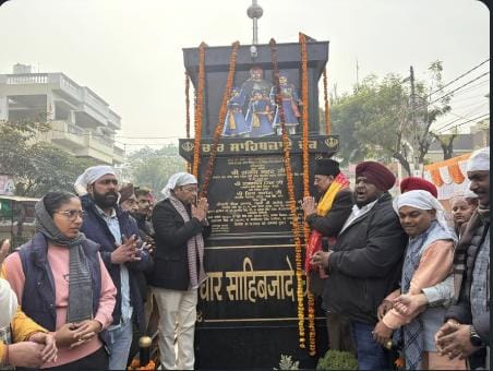 वीर बाल दिवस के अवसर पर रुद्रपुर के साहिबज़ादे चौक में गुरु गोबिंद सिंह जी के चार साहिबज़ादों की अमर शहादत को याद करते हुए भावपूर्ण श्रद्धांजलि कार्यक्रम आयोजित किया गया। कार्यक्रम में सांसद अजय भट्ट, विधायक शिव अरोरा सहित अनेक जनप्रतिनिधियों, सामाजिक संगठनों और स्थानीय नागरिकों ने पुष्प अर्पित कर साहिबज़ादों के अद्वितीय साहस और बलिदान को नमन किया। इस अवसर पर वक्ताओं ने कहा कि साहिबज़ादों का बलिदान केवल सिख इतिहास ही नहीं, बल्कि समूचे राष्ट्र के लिए प्रेरणा का प्रतीक है। कम उम्र में अत्याचार के सामने झुकने के बजाय धर्म, सत्य और मानवता की रक्षा के लिए उन्होंने अपने प्राणों का बलिदान दिया, जो आज भी देशवासियों को साहस और आत्मसम्मान का संदेश देता है। सांसद अजय भट्ट ने कहा कि वीर बाल दिवस हमें अपने इतिहास से सीख लेने और आने वाली पीढ़ियों को बलिदान की भावना से जोड़ने का अवसर देता है। वहीं विधायक शिव अरोरा ने कहा कि चार साहिबज़ादों की शहादत युवाओं को सच्चाई और न्याय के मार्ग पर चलने की प्रेरणा देती रहेगी। कार्यक्रम के दौरान श्रद्धांजलि स्वरूप मौन रखा गया और उपस्थित लोगों ने साहिबज़ादों के आदर्शों को जीवन में अपनाने का संकल्प लिया। पूरा वातावरण श्रद्धा, सम्मान और देशभक्ति की भावना से ओतप्रोत रहा।